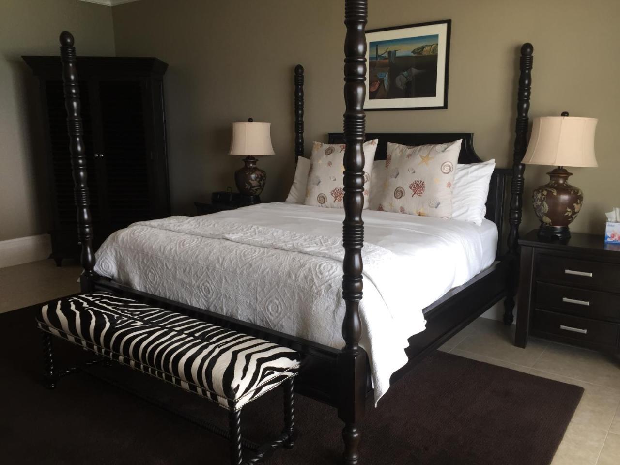 Caribbean Club Boutique Hotel, Grand Cayman Dog City 外观 照片